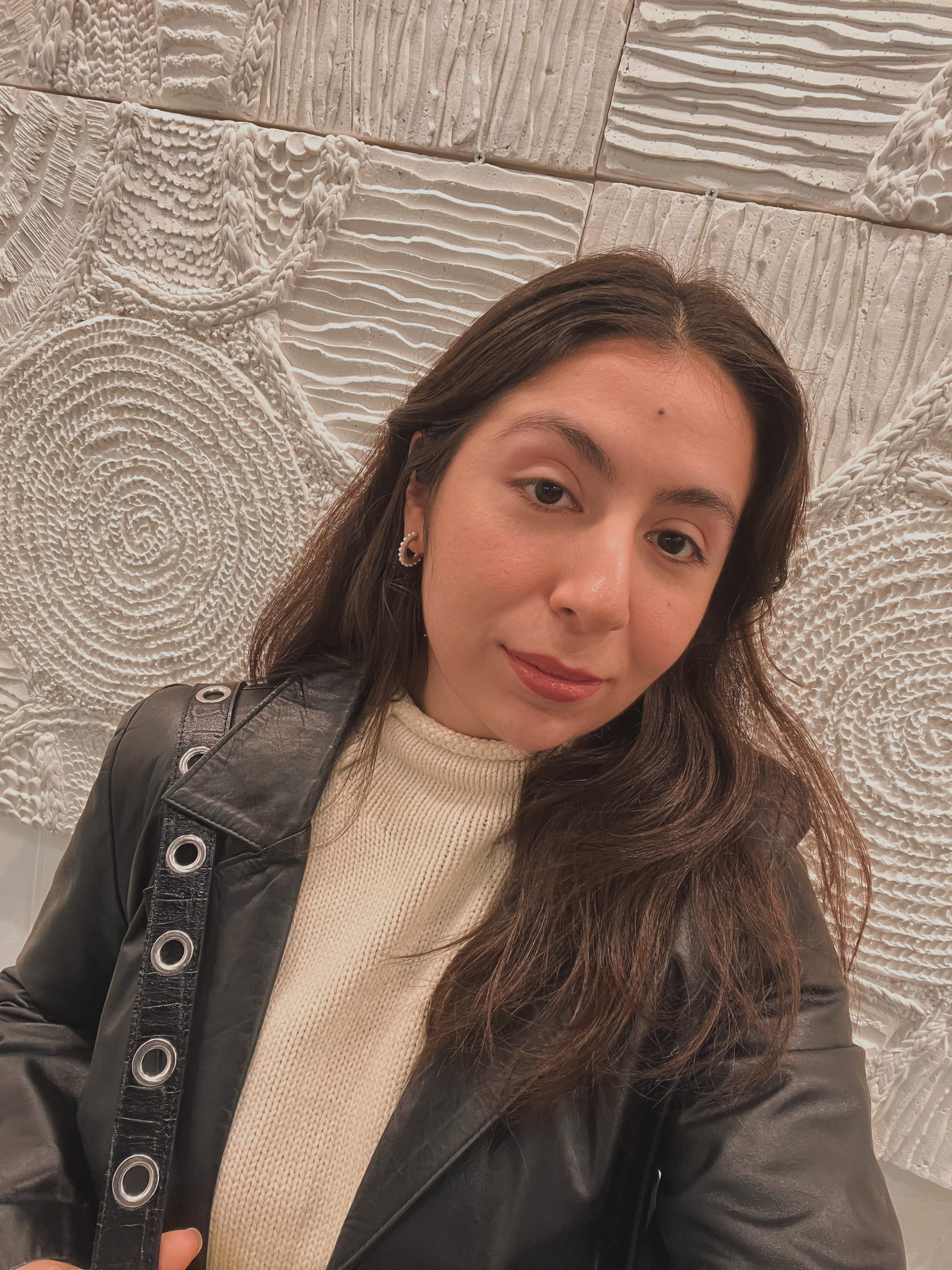 Retrato editorial de Amira Mendoza Yapur como autora de DEVRIM.